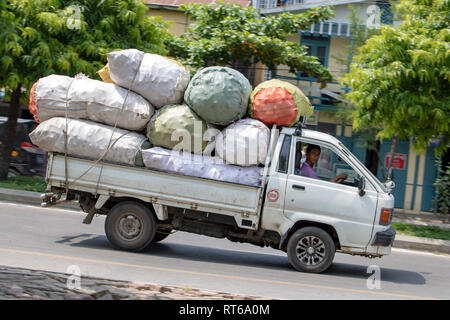 MYANMAR, Mandalay, 20. Mai 2018, ein Transport von wiederverwertbarem Material - Dosen in Big Bags in der überfüllt Lkw auf der Straße bei Mändalay Stadt. Stockfoto