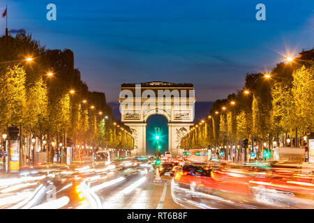 Frankreich, Paris, Eiffelturm, Triumphbogen und Autos in der Nacht mit Licht Wanderwege Stockfoto