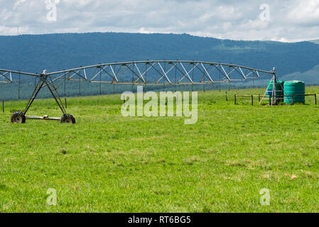 Ein automatisches Bewässerungssystem von Wasser Lagerung Fässer in Kwazulu Natal, Südafrika. Stockfoto