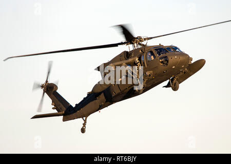 Ein UH-60M Black Hawk Hubschrauber der US-Armee in Europa. Stockfoto