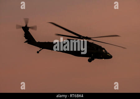 Ein UH-60M Black Hawk Hubschrauber der US-Armee in Europa. Stockfoto