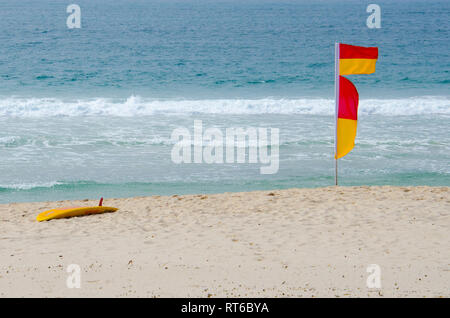 Sommer Sicherheit zwischen der Surf flags Lebensretter auf australischen Strände. Stockfoto