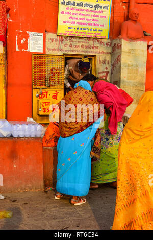 Indische Frauen in Saris im Kiosk, Varanasi, Indien Stockfoto