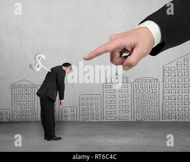 Hand zeigen auf einen anderen Unternehmer mit Geld Winder auf seinem Rücken müde, auf städtischen Gebäude doodles Wand Hintergrund. Stockfoto