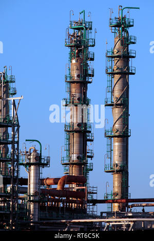 Chemische Installation - Teil einer großen Ölraffinerie Stockfoto