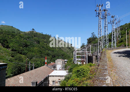 Alte Anlagen und Ausrüstungen, gepflegt und noch funktionsfähig, einem Berg Fluss Wasserkraft im Norden Portugals Stockfoto