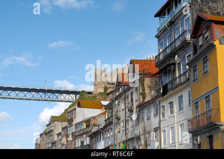 Alten und traditionellen Viertel von Porto, mittelalterlichen Stadtmauer und eines der berühmten Brücke über den Fluss Douro Stockfoto