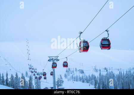 Skigebiet Ylläs und Gondelbahn mit Menschen, die Sie in Kolari und Äkäslompolo, Finnland Stockfoto