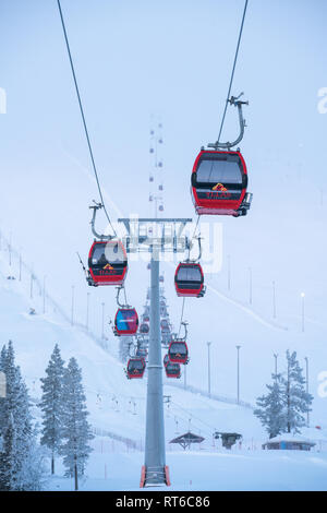 Skigebiet Ylläs und Gondelbahn mit Menschen, die Sie in Kolari und Äkäslompolo, Finnland Stockfoto