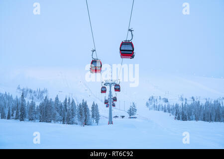 Skigebiet Ylläs und Gondelbahn mit Menschen, die Sie in Kolari und Äkäslompolo, Finnland Stockfoto