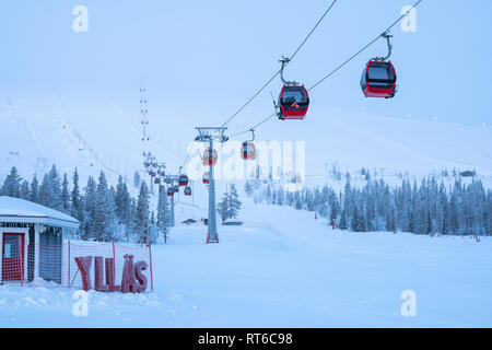 Skigebiet Ylläs und Gondelbahn mit Menschen, die Sie in Kolari und Äkäslompolo, Finnland Stockfoto