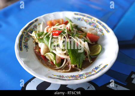 Papaya Salat mit frischen Krabben oder Papaya Salat mit frischen Garnelen Stockfoto