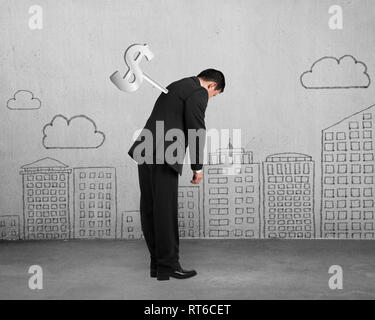 Geschäftsmann mit Geld Winder auf seinem Rücken müde, mit Wolken und städtischen Gebäude doodles Hintergrund. Stockfoto