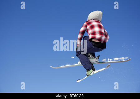 Flying Skifahrer an springen inhigh auf verschneiten Berge. Extreme Winter Sport. Stockfoto