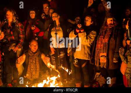 Menge beobachten, Feuer show an Beltane Fire Festival, Sussex, UK Stockfoto