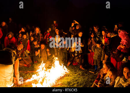 Menge beobachten, Feuer show an Beltane Fire Festival, Sussex, UK Stockfoto