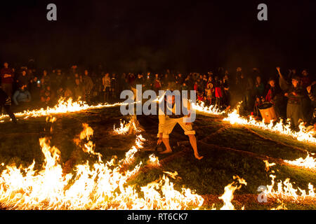 Menge beobachten, Feuer show an Beltane Fire Festival, Sussex, UK Stockfoto