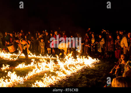 Menge beobachten, Feuer show an Beltane Fire Festival, Sussex, UK Stockfoto