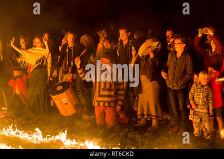 Menge beobachten, Feuer show an Beltane Fire Festival, Sussex, UK Stockfoto