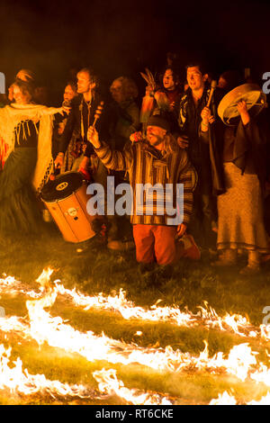 Menge beobachten, Feuer show an Beltane Fire Festival, Sussex, UK Stockfoto