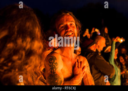 In der Menge beobachten, Feuer show an Beltane Fire Festival, Sussex, UK Stockfoto