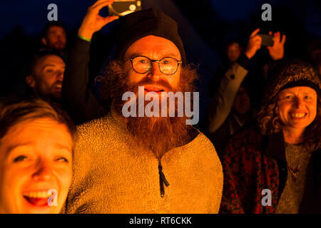 In der Menge beobachten, Feuer show an Beltane Fire Festival, Sussex, UK Stockfoto