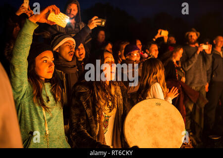 Menge beobachten, Feuer show an Beltane Fire Festival, Sussex, UK Stockfoto