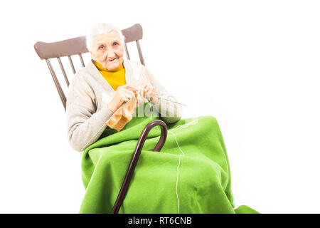 Alte Frau Entspannung auf dem Schaukelstuhl Stockfoto