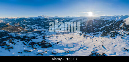 Laax Panorama auf das Dorf im Winter Berge mit Schnee bedeckt. Winterlandschaft. Sonne scheint. Der Begriff der Freiheit und Einsamkeit. Stockfoto