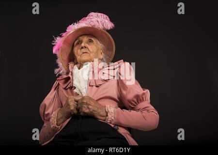 Jahrgang alte Frau mit gefiederten Hut Stockfoto