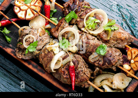 Gegrillte Fleischspieße, Shish Kebab. Gerichte der orientalischen Küche. Kaukasische dish Stockfoto