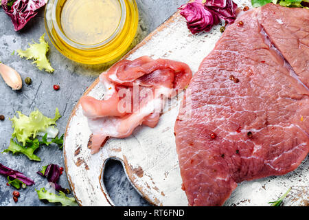 Frisches Fleisch. rohes Fleisch Auswahl auf Holz Schneidebrett Stockfoto