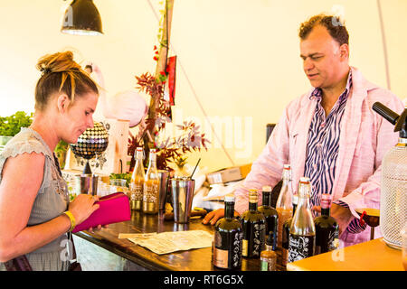 Fantastische Botanicals Alkohol frei Festival bar an Beltane Fire Festival, Sussex, UK Stockfoto