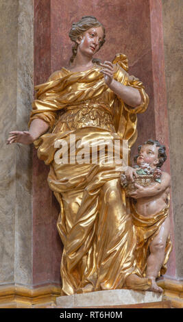 Prag, tschechische Republik - 18. Oktober 2018: Die geschnitzten polychrme Statue von St. Elisabeth von Ungarn in der Kirche Kostel Svaté Alexandrijské von FRANTIŠEK I Stockfoto