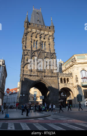 Prag, tschechische Republik - 16. Oktober 2018: Der gotische Turm Prašná brána - Pulverturm. Stockfoto