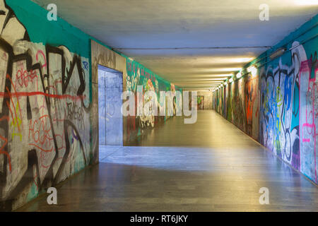 Prag, tschechische Republik - 16. Oktober 2018: Das Graffiti in der Nähe der U-Bahn. Stockfoto