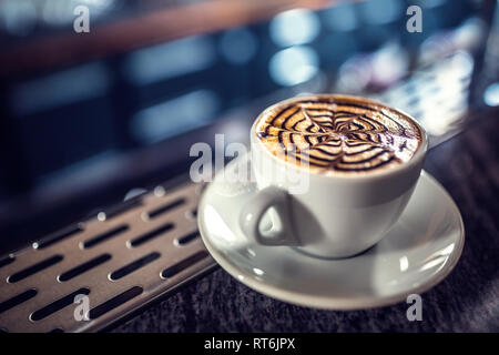 Kaffee Kunst künstlerische Muster auf der Latte oder Cappuccino. Stockfoto