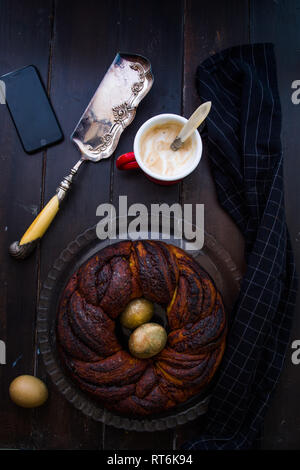 Babka jüdischen gebackene bereit ist, über eine Holz- Hintergrund, gegessen zu werden,, Ostern Konzept. Stockfoto