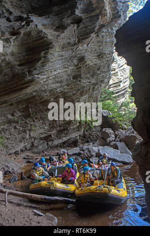 Flöße gezogen bis an die verlorene Welt Slot Canyon auf den Franklin River Stockfoto