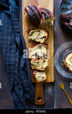 Babka jüdischen gebackene bereit ist, über eine Holz- Hintergrund, gegessen zu werden,, Ostern Konzept. Stockfoto