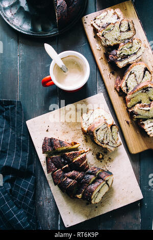 Babka jüdischen gebackene bereit ist, über eine Holz- Hintergrund, gegessen zu werden,, Ostern Konzept. Stockfoto