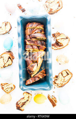 Wie man eine babka jüdischen Kuchen, Serie von Bildern wie depictting Babka, basierend Babka ist fertig gegessen werden, über einen blauen Hintergrund, Ostern conce werden Backen Stockfoto