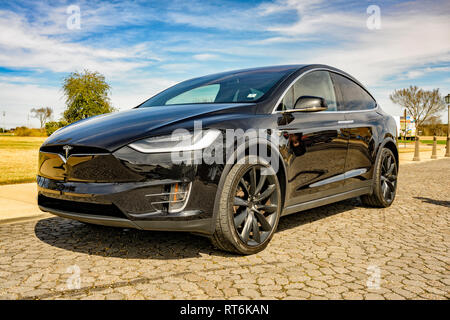 Schwarz Tesla Model X elektrische Auto auf einer Straße der Stadt in Montgomery Alabama, USA geparkt. Stockfoto