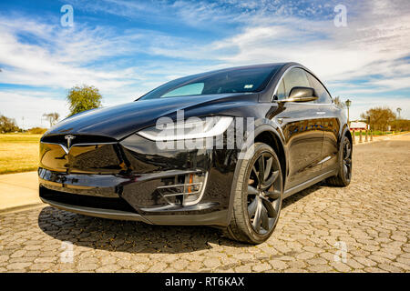 Schwarz Tesla Model X elektrische Auto auf einer Straße der Stadt in Montgomery Alabama, USA geparkt. Stockfoto