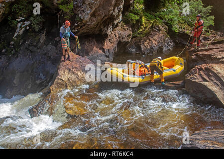 Sparren keine Portagen durch Sidewinder rapid im Inneren der großen Schlucht auf den Franklin River Stockfoto