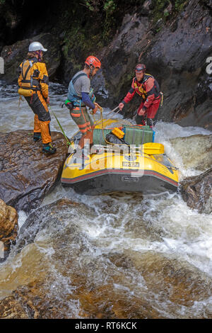 Sparren keine Portagen durch Sidewinder rapid im Inneren der großen Schlucht auf den Franklin River Stockfoto