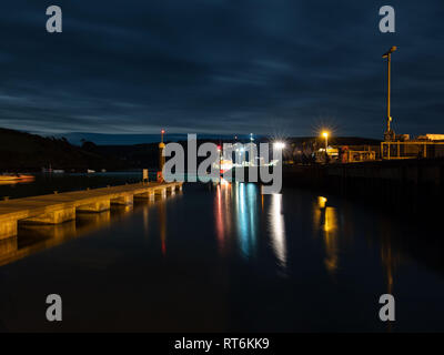 Die Fischereiflotte der Vorbereitung während der späten Abend in Salcombe Dockyard zu gehen. Stockfoto