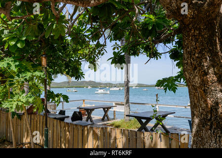 Café mit Terrasse mit Blick auf das Meer auf dem Vorland, Cooktown, Far North Queensland, Queensland, FNQ, Australien Stockfoto