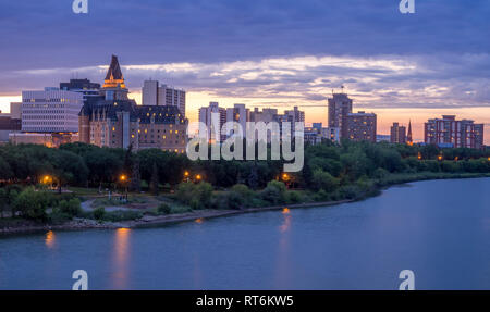 Saskatoon Skyline bei Nacht entlang der Saskatchewan River. Saskatoon ist eine Stadt in der kanadischen Provinz Saskatchewan. Skyline bei Nacht sichtbar. Stockfoto