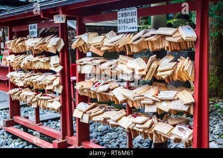 Nikko, Japan - Oktober 15, 2018: Ein japanischer votive Plakette (EMA) hängen in Nikko Toshogu Schrein Tempel, Ema sind kleine Holz- Plaketten für Wünsche verwendet von Stockfoto